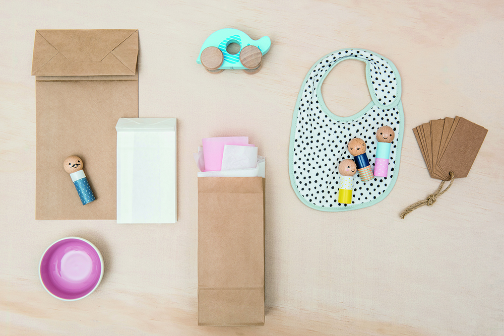 Image of paper carry bag and bouquet of flowers